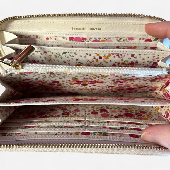 Samantha Thavasa Elegant Cream Wallet W/Floral Interior - Picture 2 of 4